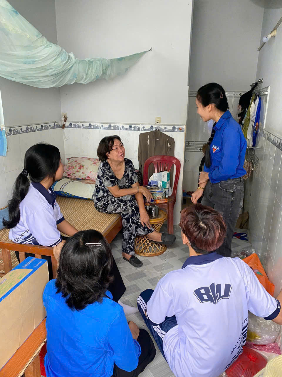 A group of people sitting in a roomAI-generated content may be incorrect.